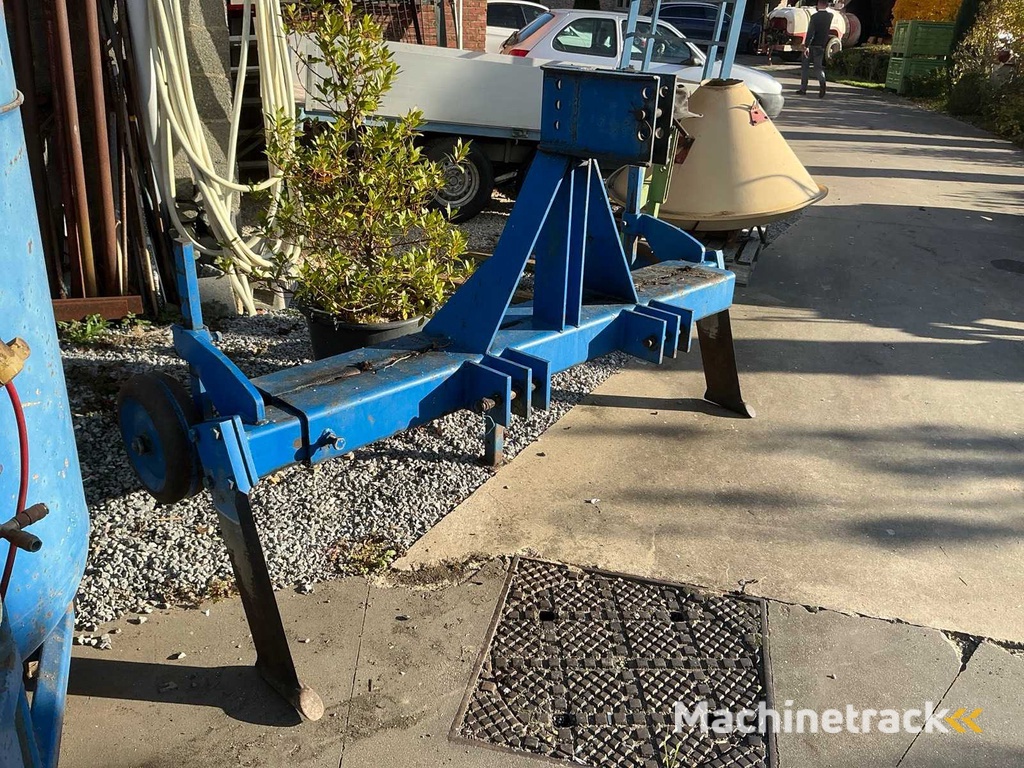 Carried carrot plough