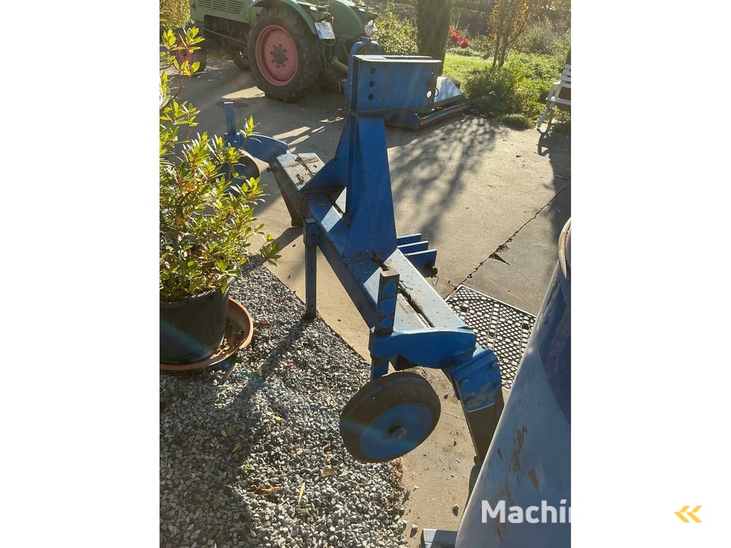 Carried carrot plough