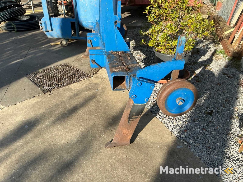 Carried carrot plough