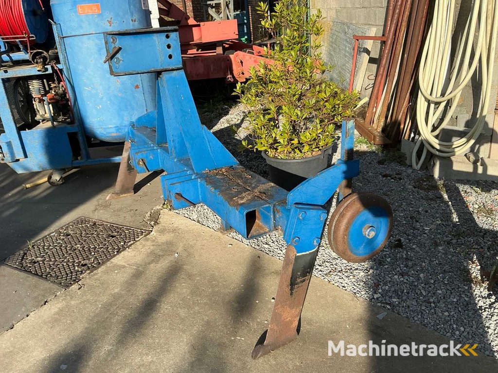 Carried carrot plough