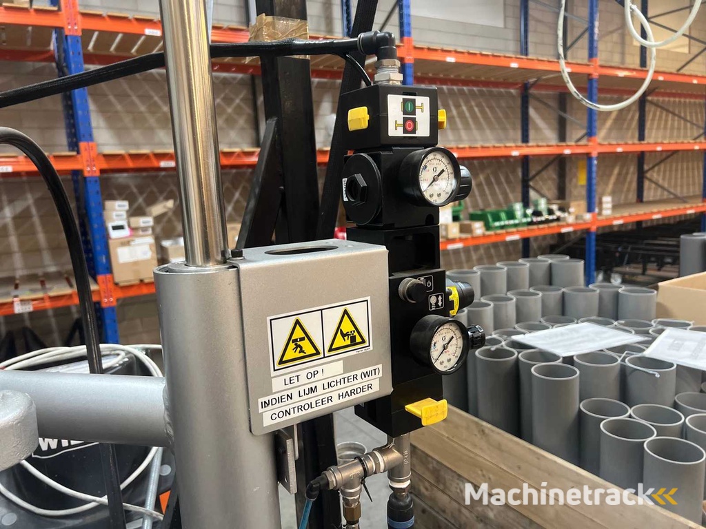 pneumatische vatpompinstallatie voor viskeuze vloeistoffen