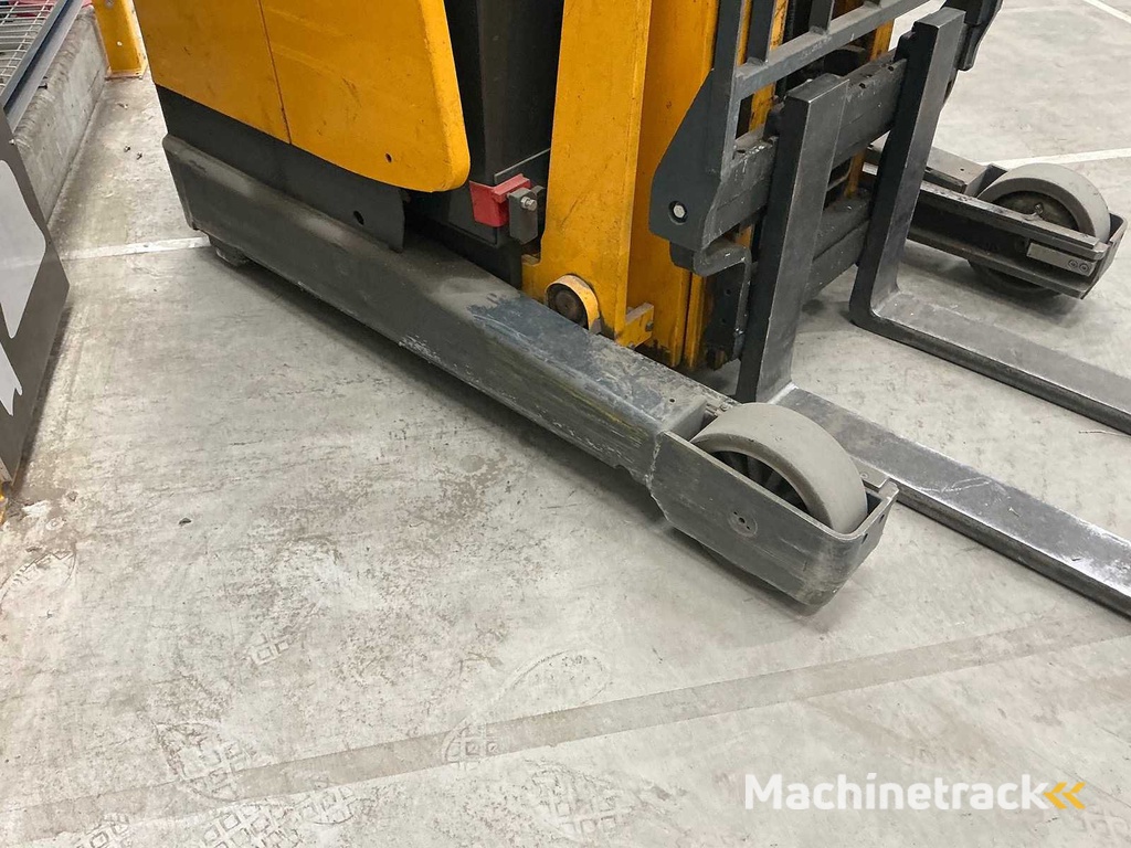 Jungheinrich - Reach truck