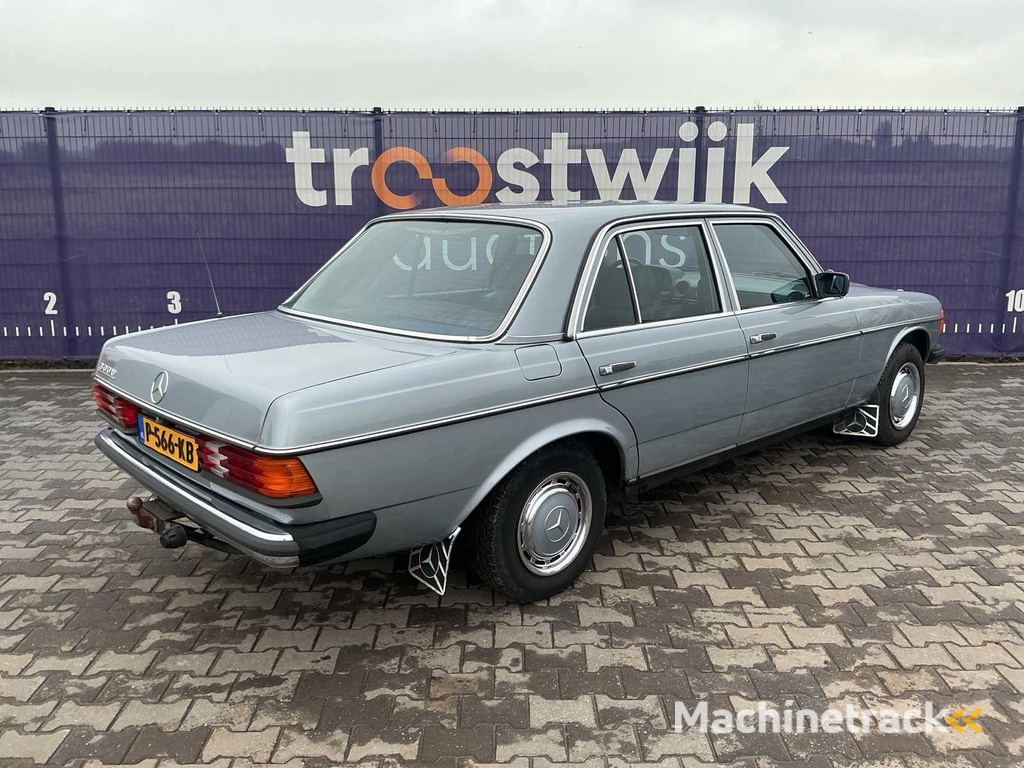 1980 - Mercedes-benz - 300D - Passenger car
