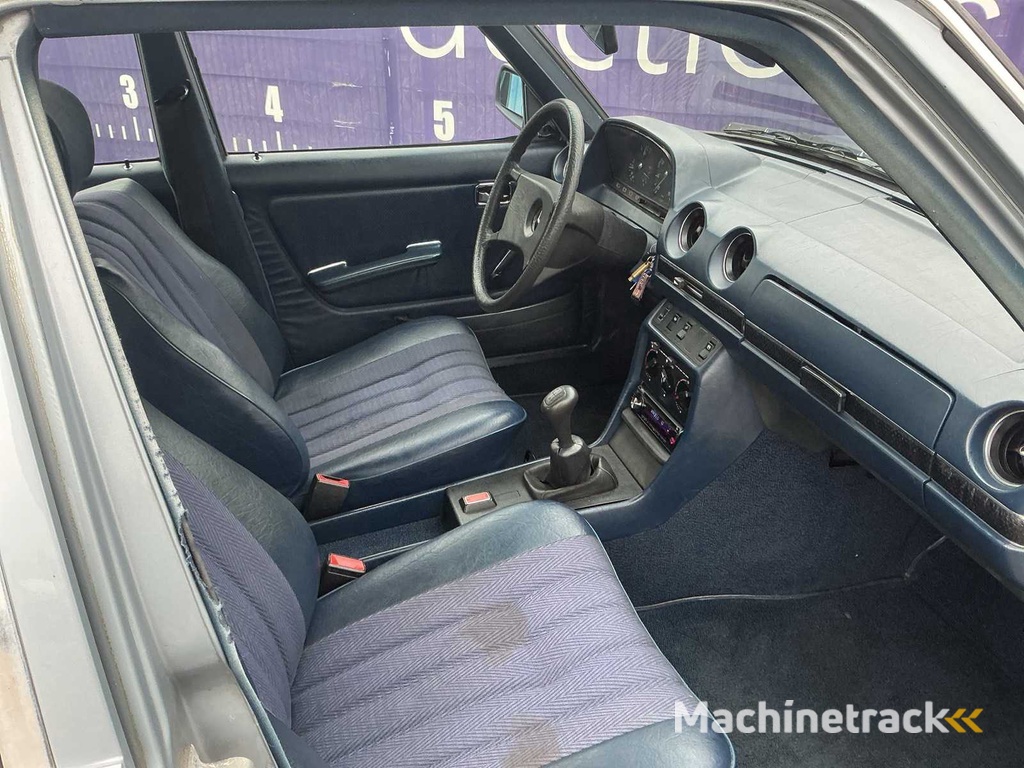 1980 - Mercedes-benz - 300D - Passenger car