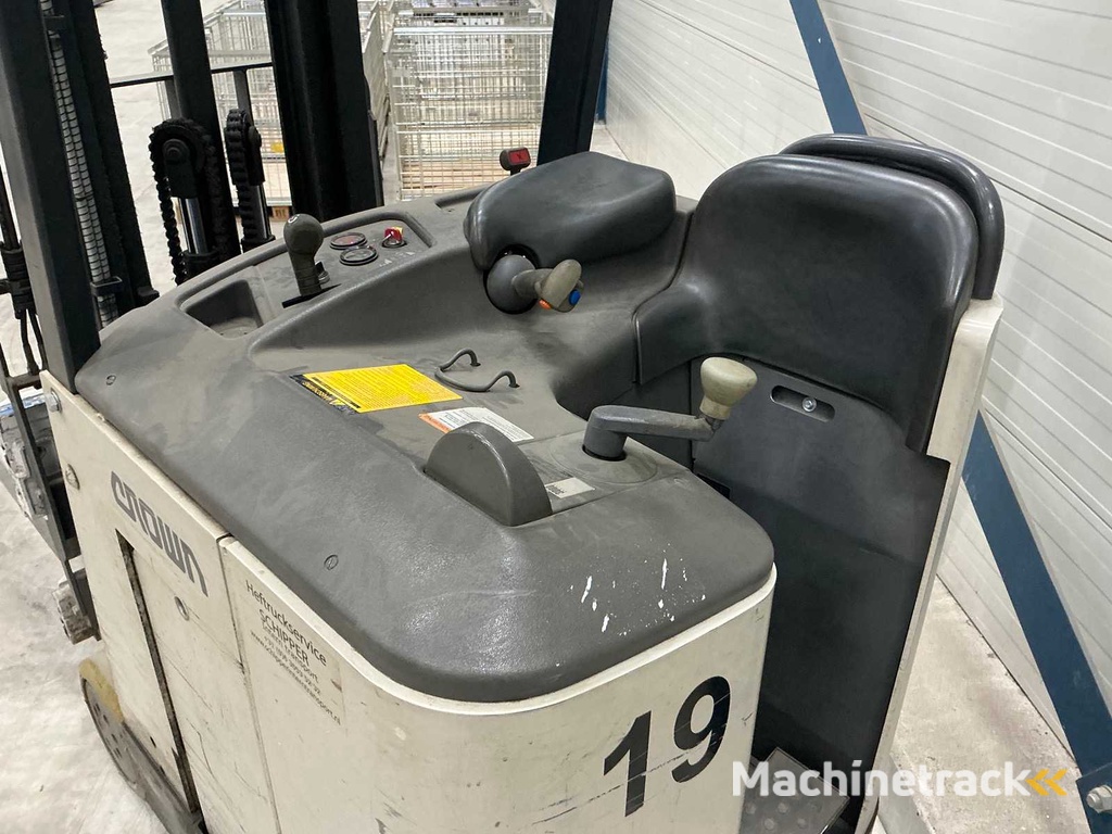 Crown - Reach truck met klem