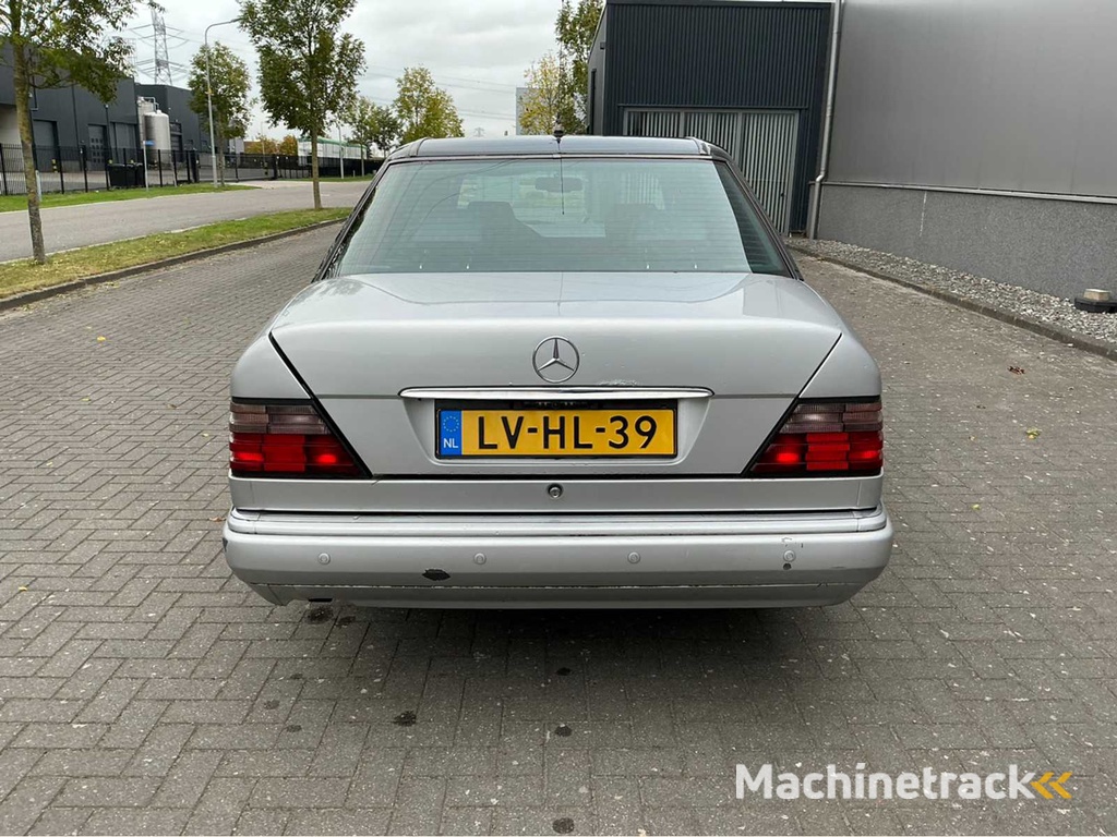 1995 Mercedes-Benz E200D Limousine