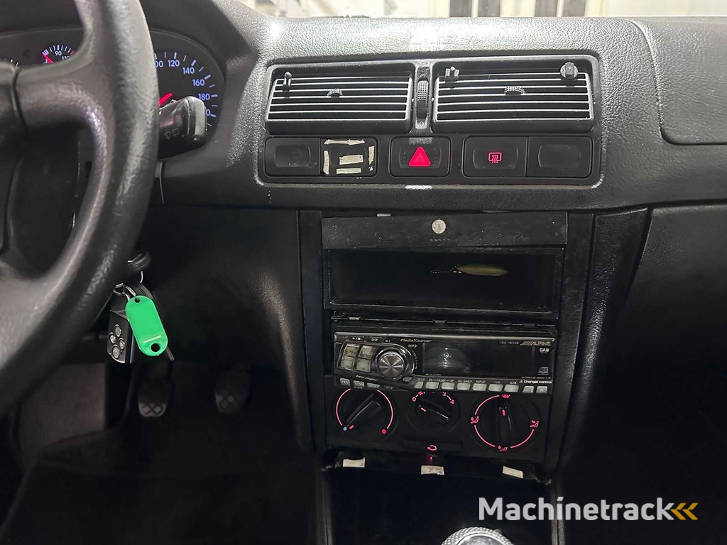 Volkswagen - Golf - 1.4-16V Trendline - 74-DZ-PJ