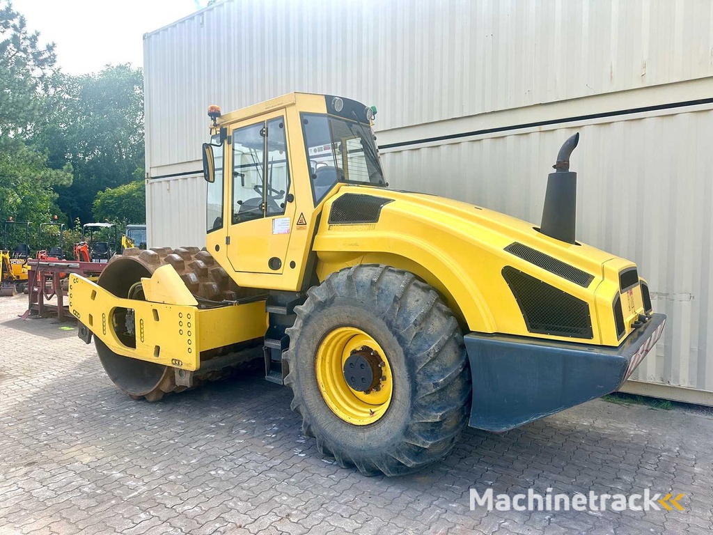 Bomag - BW213PDH-4 - Enkel-trommel compactor gebouwd in 2012