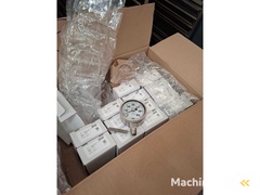 satz-neuer-manometer-und-armaturen,-die-nie-benutzt-wurden