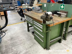 werkbank-met-diverse-gereedschappen