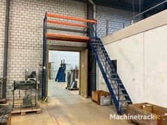 pallet-rack-with-stairs