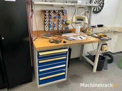 arbeitsplatz-mit-umfangreichem-elektrozubehor