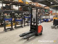 2008-bt-swe120l-stacker