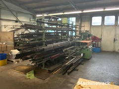 stalen-plank-met-stalen-onderdelen-van-de-paal