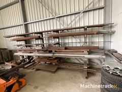 kragarmregal-mit-metallschaften