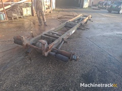 tandem-aschassis-met-hydraulisch-systeem-en-aangedreven-as