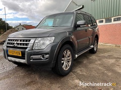 2017---mitsubishi---pajero---car