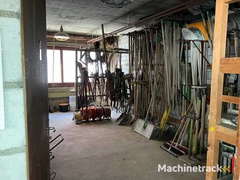 inhoud-hele-kamer-met-planken