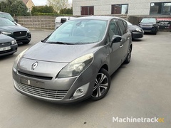 2011-renault-megane-scenic-passenger-car