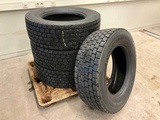 Minituur van 4x 315/60 R22.5 Retread Vrachtwagenband