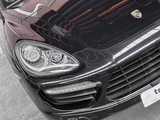 Minituur van Porsche Cayenne Turbo 4.8 V8 493pk 2010