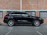 Minituur van Porsche Cayenne Turbo 4.8 V8 493pk 2010