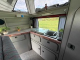 Minituur van Ford Transit EUS kampeerwagen Nugget camper 68-VP-SX