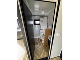 Minituur van 2025 Rhino Houses 36,5 m2 met glazen wand, 2 slaapkamers, badkamer en keuken Mobiele woonunit / Tiny house