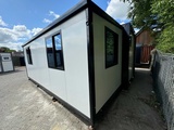 Minituur van 2025 Rhino-Houses 36,5 m2 2 slaapkamers, badkamer en keuken Mobiele woonunit / Tiny house