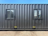Minituur van 2025 Rhino-Cross-Containers 1 Deur en 3 Ramen Zwart 40ft HQ/12 M - Containerwoning / Container Office Unit