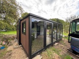 Minituur van 2025 Rhino Houses 36,5 m2 met glazen wand, 2 slaapkamers, badkamer en keuken Mobiele woonunit / Tiny house