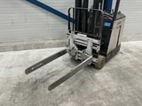 Minituur van Crown - Reach truck met klem