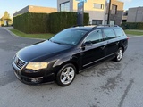 Miniaturansicht von VOLKSWAGEN - 2005 - PASSAT - Auto
