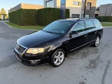 Miniaturansicht von VOLKSWAGEN - 2005 - PASSAT - Auto