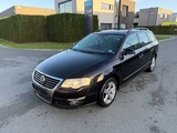 Miniaturansicht von VOLKSWAGEN - 2005 - PASSAT - Auto