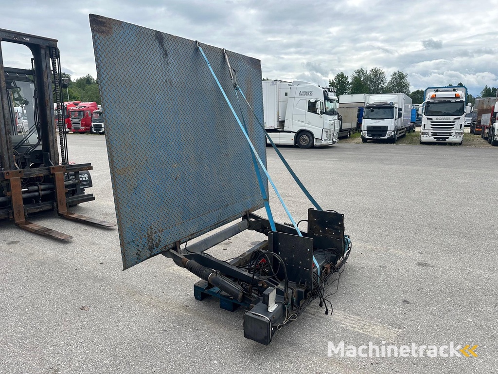 PALFINGER LIFT 2000KG