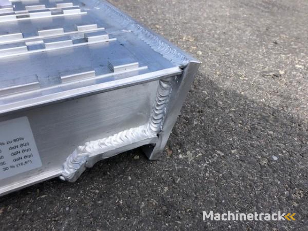 Schmitz Goosneck ramps 2 pcs 16000 kg.