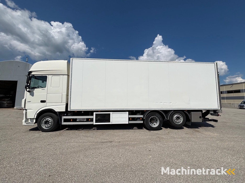 DAF XF530 6x2 + CARRIER SUPRA 1150U