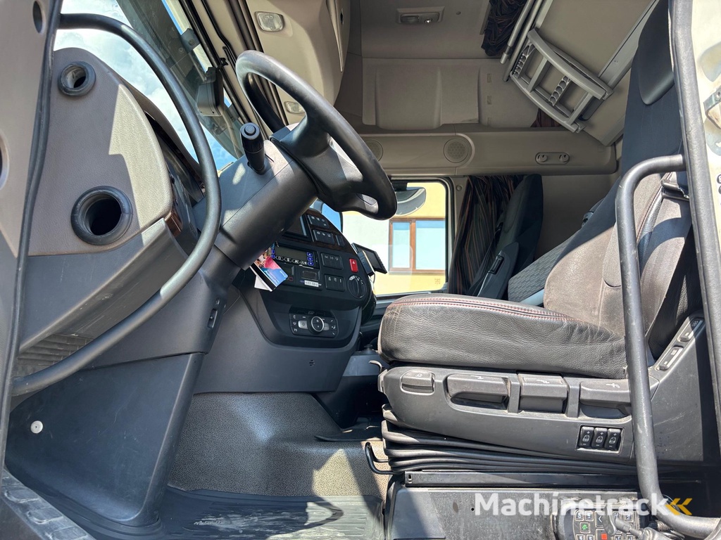 DAF XF530 6x2 + CARRIER SUPRA 1150U