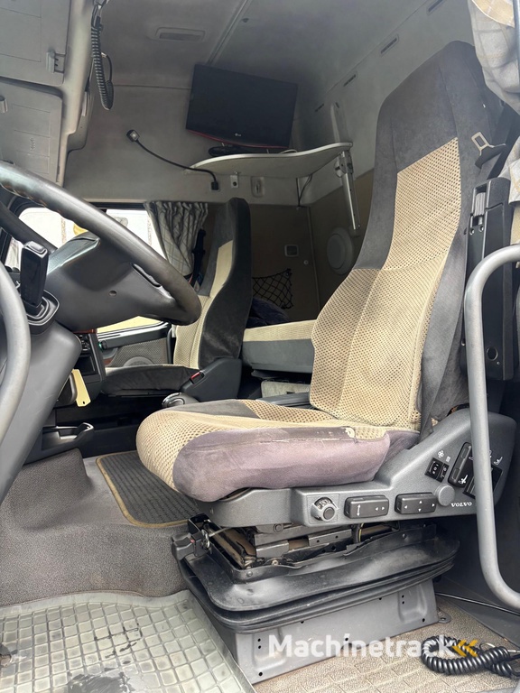 Volvo FH 6X2 + Pump + Crane readyness