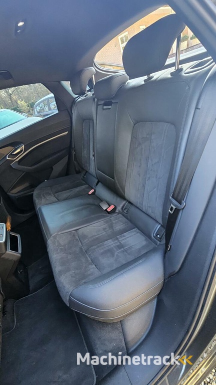 Audi e-tron Sportback 55 quattro Business edition 95 kWh  Met zomer 21 inch  en Wintervelgen 19 inch