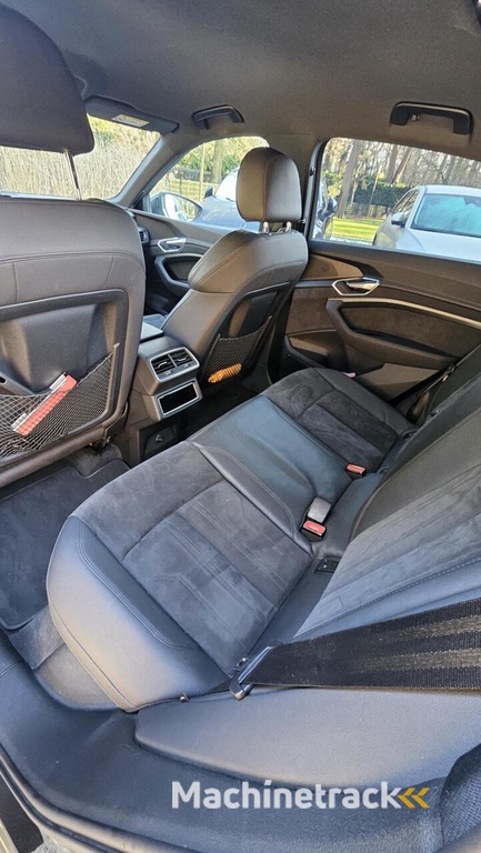 Audi e-tron Sportback 55 quattro Business edition 95 kWh  Met zomer 21 inch  en Wintervelgen 19 inch