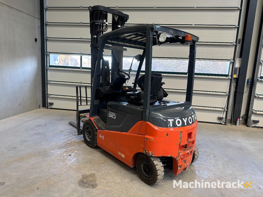 Toyota 8 FBMKT 30 3 ton lifting capacity