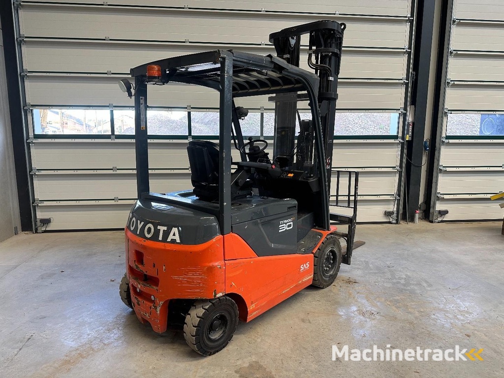 Toyota 8 FBMKT 30 3 ton lifting capacity