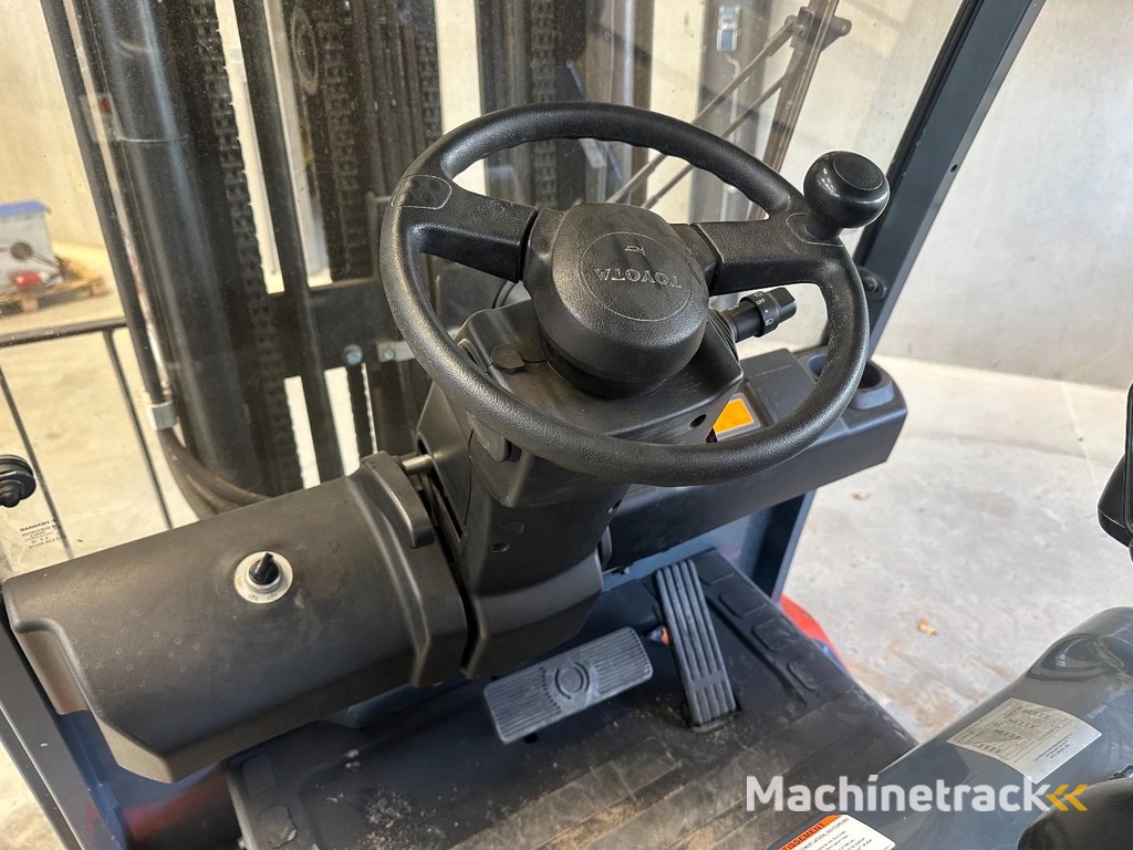 Toyota 8 FBMKT 30 3 ton lifting capacity