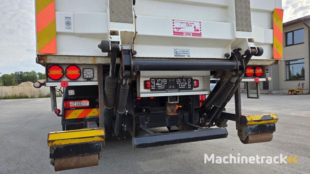 Hooklift box with taillift Zepro 2000kg