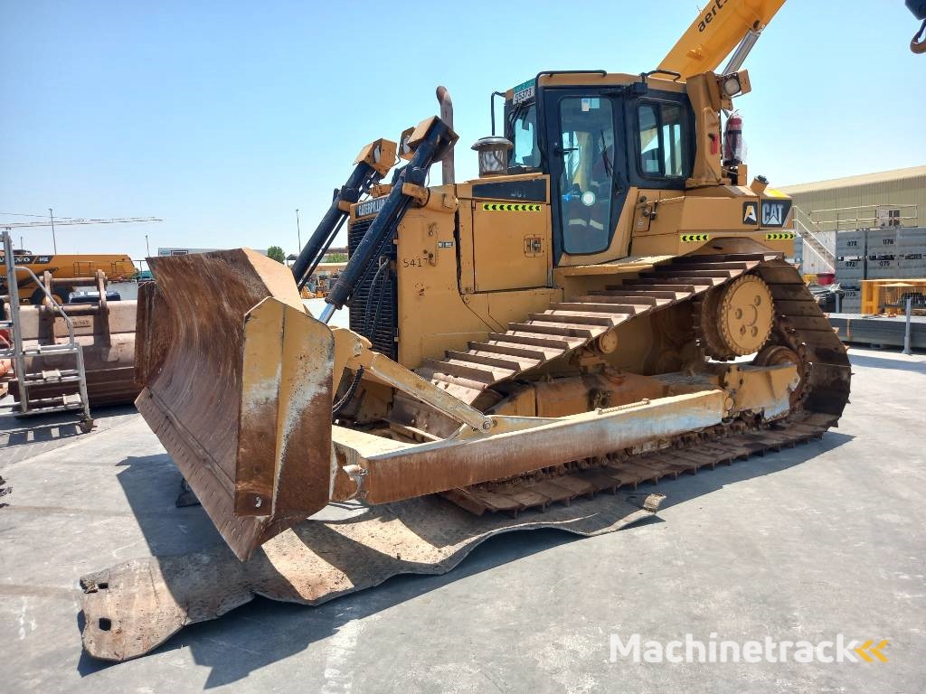 CAT D6T LGP (Abu Dhabi)