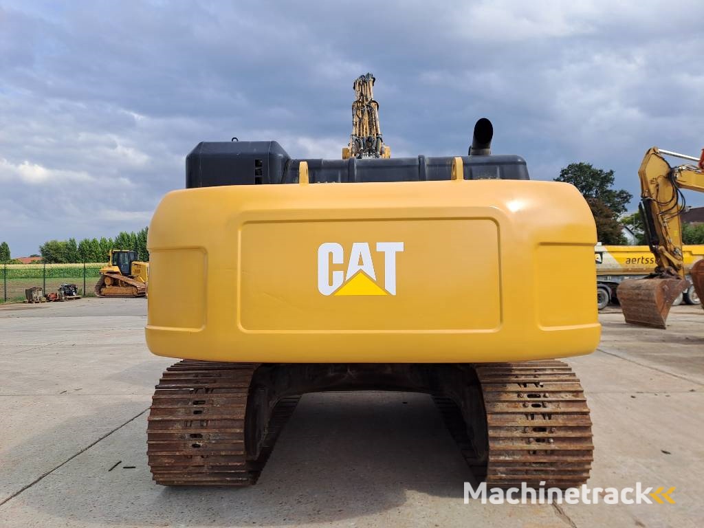 CAT 330DL UHD (21m UHD + Short Arm)