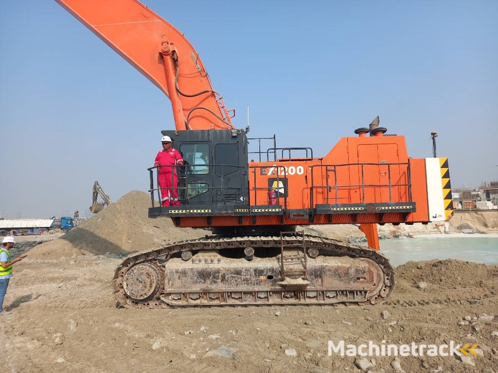 Hitachi EX 1200-6 Longreach 28m (Abu Dhabi)
