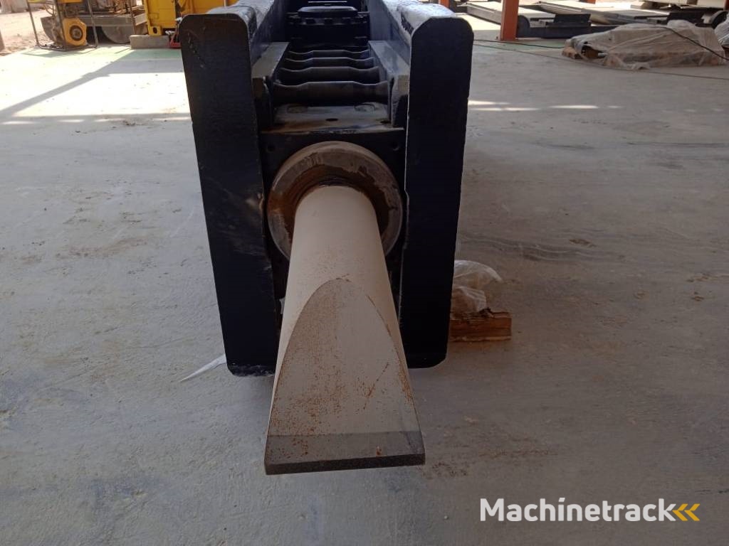 CAT H180GC Hammer (2 pcs available in Abu Dhabi)